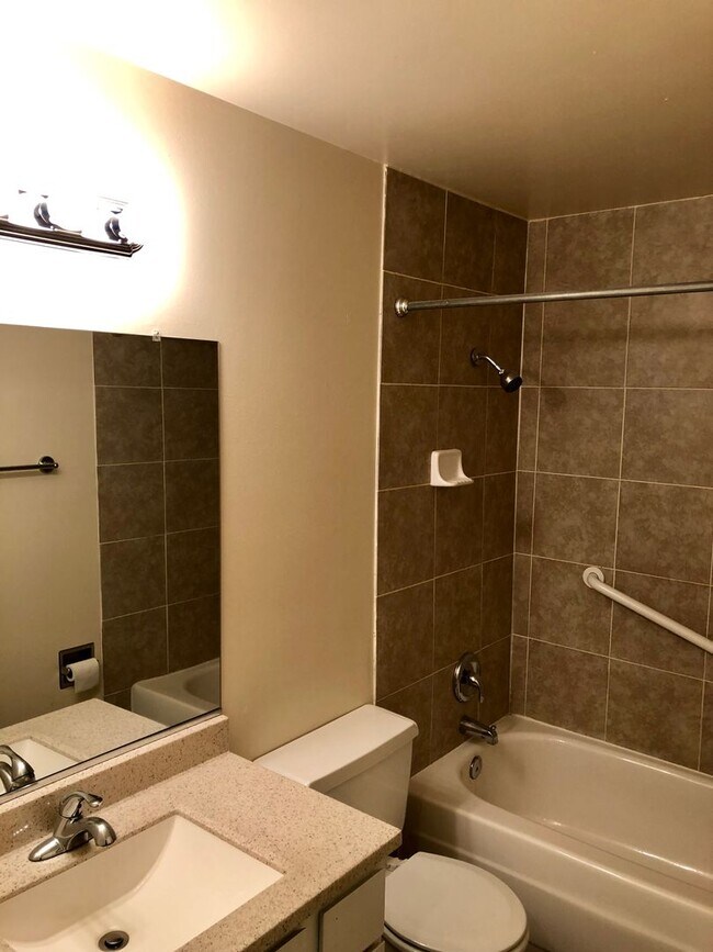 Building Photo - Beautiful and remodeled 1-Bedroom Apartmen...
