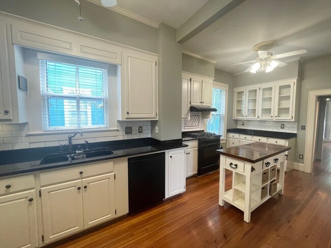 Building Photo - 3 Bedroom 2 1/2 Bath Updated Historic Home