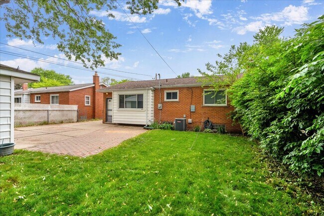 Building Photo - Charming Madison Heights Home with Garage and Fenced Yard