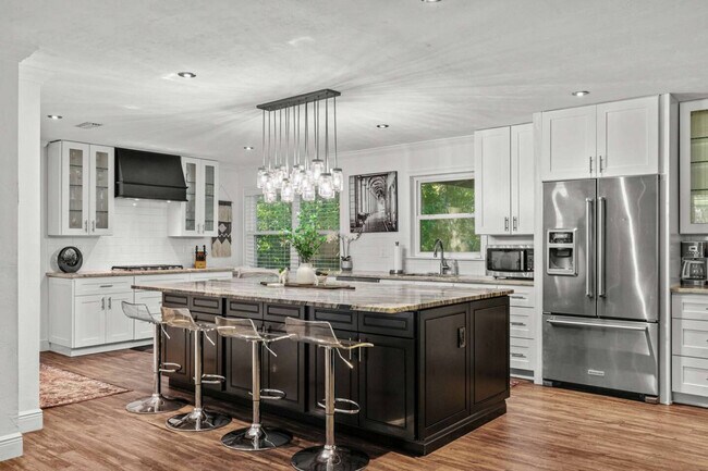 Building Photo - 2821 NW 4th Ln