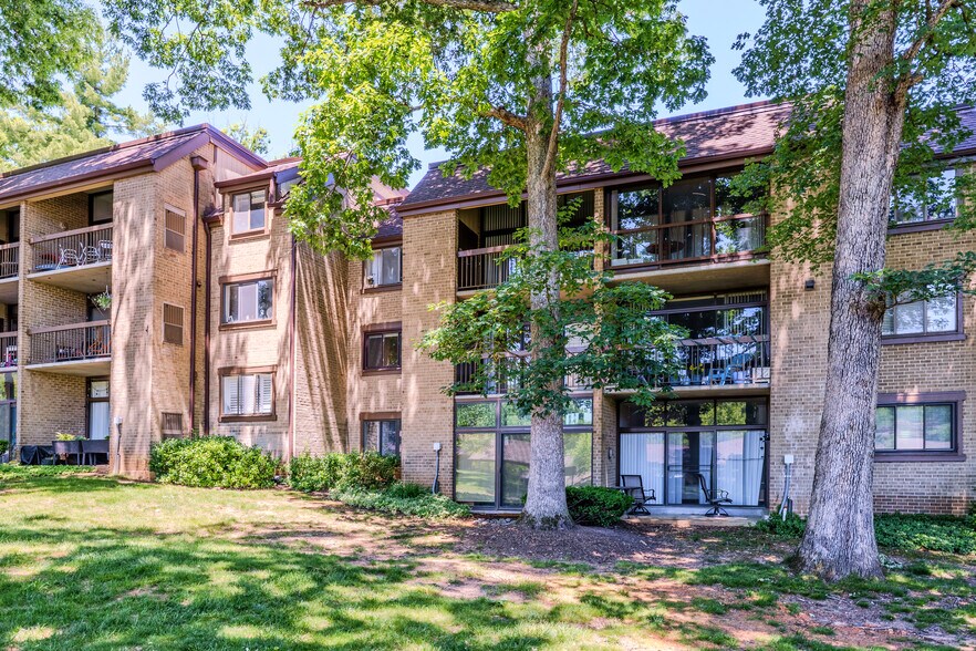 Building Photo - 1643 Parkcrest Cir