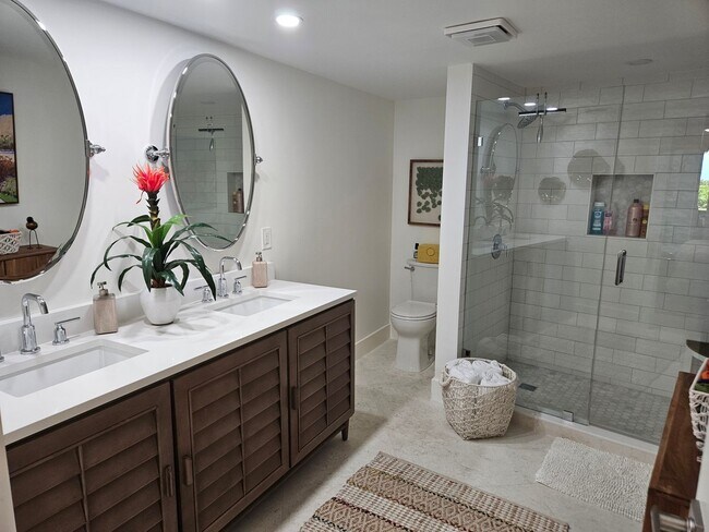 Building Photo - MODERN  SEASONAL VACATION CONDO