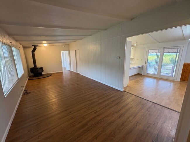 Building Photo - Pleasant Country Home Available Now!