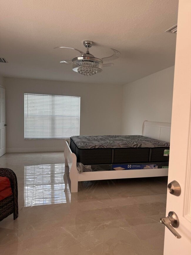 Building Photo - 592 SW Tarra Ave