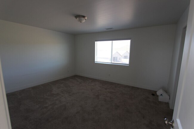 Building Photo - Spacious 4 Bedroom Home in Bellemont | Fenced Backyard + 2 Car Garage