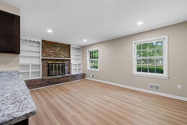 Building Photo - 725 Temple Ct