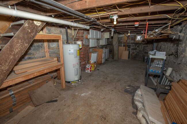 Building Photo - 2 Bedroom, 1.5 Bath, Duplex in Historic Martinsburg, WV