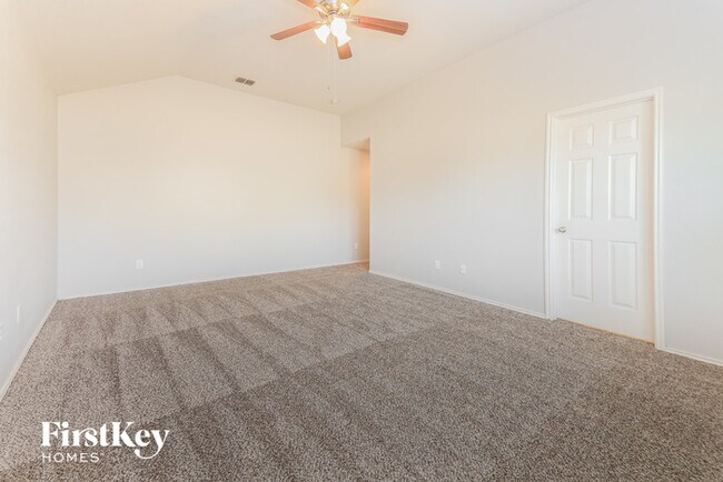 Building Photo - 2064 Fairview Dr