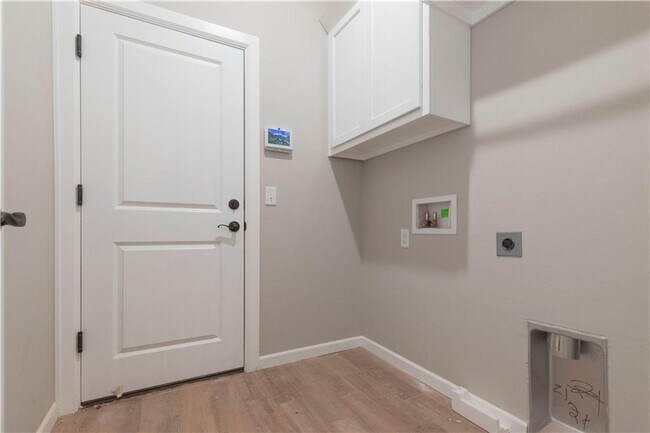 Building Photo - Beautiful 4 Bedroom 2 Bathroom Home in Deer Creek Schools with a Storm Shelter and Outdoor Fireplace