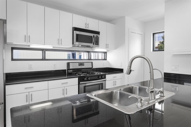 Building Photo - 5105 Lillian St