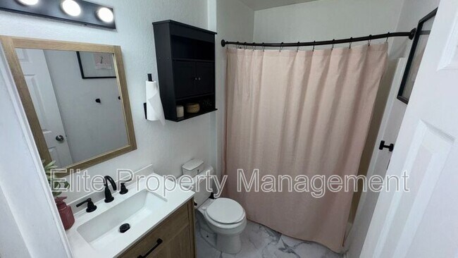 Building Photo - 1150 S Los Charros Dr