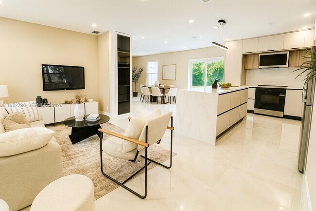 Building Photo - 1399 NE 38th St