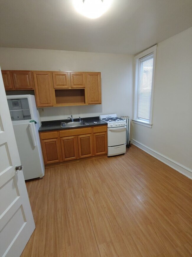 Building Photo - 5903 N Mascher St