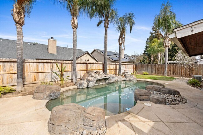 Building Photo - Gorgeous 3 bd. & 2 bath Home with a pool i...