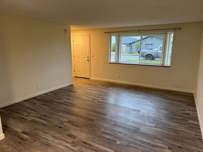 Building Photo - Beautifully updated 2 bedroom 1.5 bath duplex in Springfield!