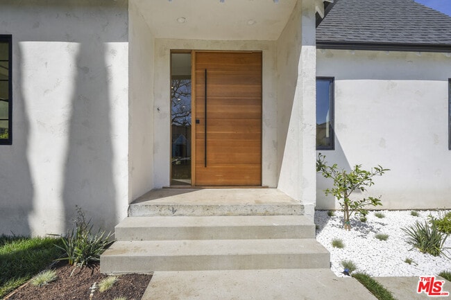 Building Photo - 1161 Stearns Dr