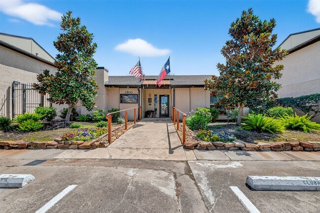 Building Photo - 1500 Bay Area Blvd