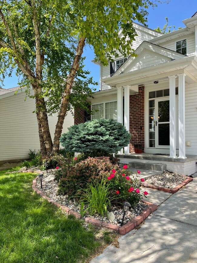 Building Photo - Move-in special. Beautiful 4 bed 2.5 bath 3000+sq ft