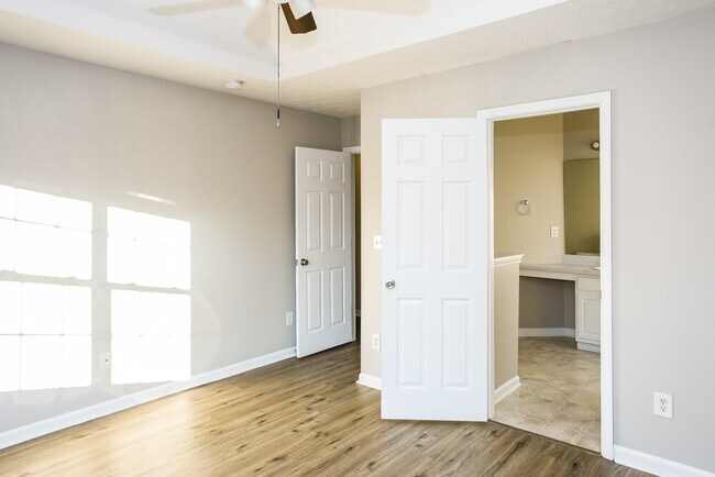 Building Photo - 7033 Tanners Creek Dr