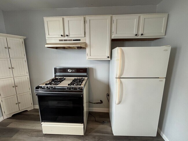 Building Photo - Clean Upper Unit! Move Right In!