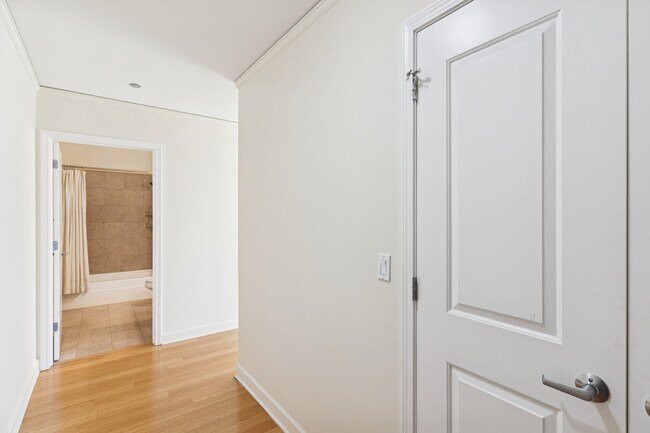 Building Photo - 225 N Columbus Dr