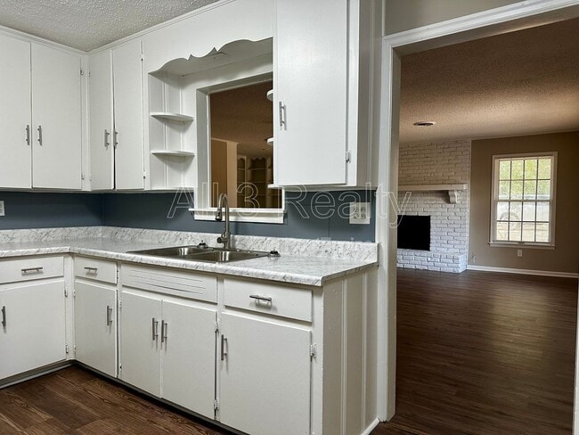 Building Photo - 1009 Rosedale Dr
