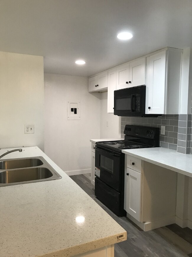 Building Photo - Coming Soon - Gorgeous 2 bedroom / 1 bathroom in Marina Village