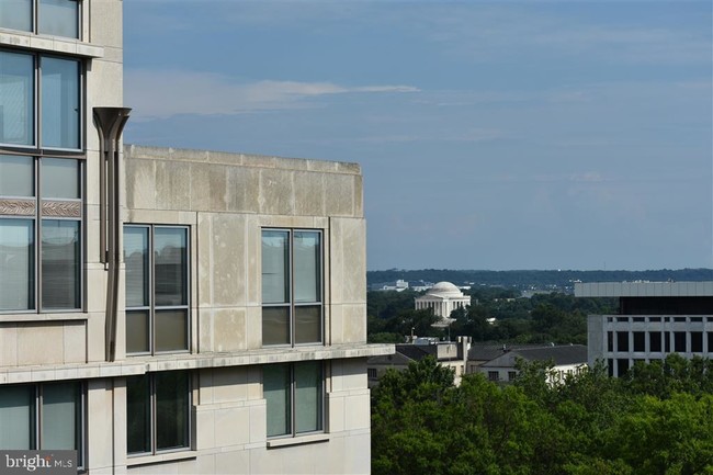 Building Photo - 522 21st St NW