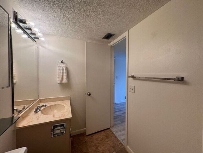 Building Photo - 796 Village Lake Terrace