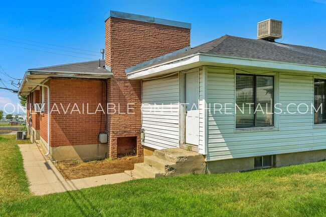 Building Photo - 2233 S 200 W