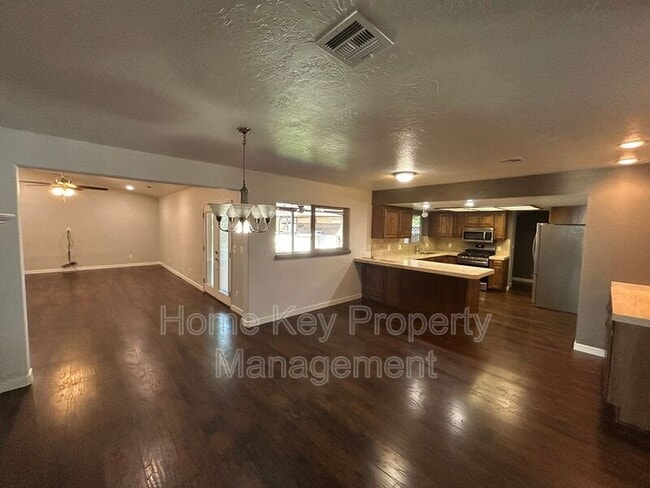 Building Photo - 3165 Crestview Dr
