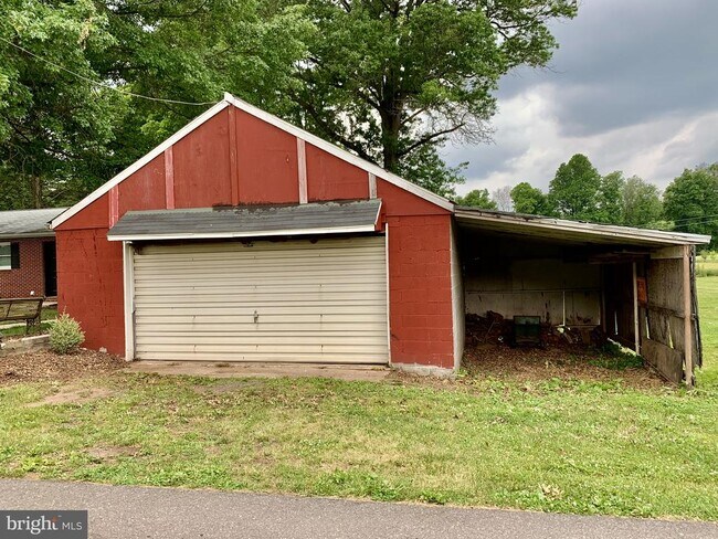 Building Photo - 691 Alleghenyville Rd