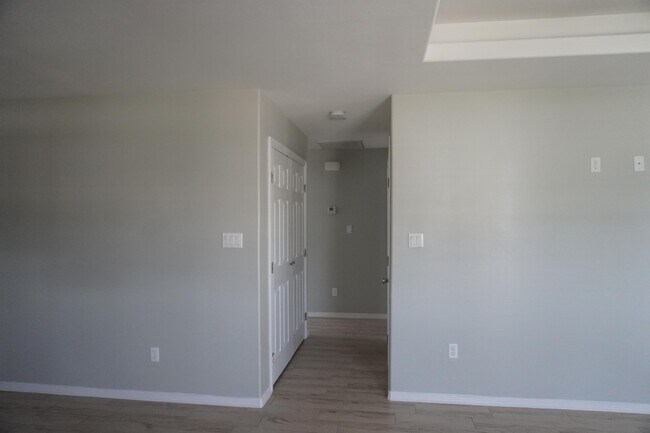 Building Photo - 2802 W Primrose Ave