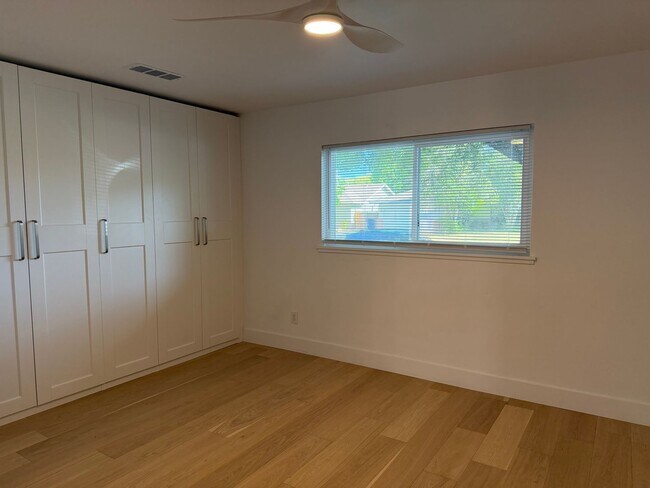 Building Photo - Fully Remodeled 3 Bedroom/ 2 Bathroom Duplex w/ Modern Finishes & Private Yard!
