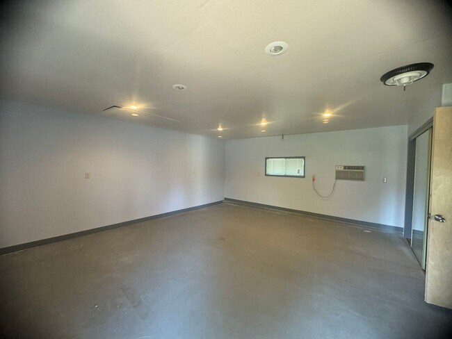 Building Photo - 3-Bedroom, 1-Bath Home In The Cal Young Ar...