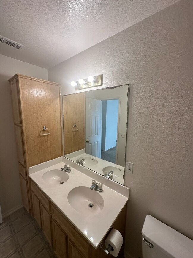 Building Photo - 904 Crymes Ln