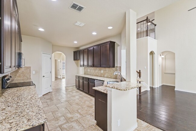 Building Photo - 5 Bedroom/3.5 Bath Saddle Creek Subdivision