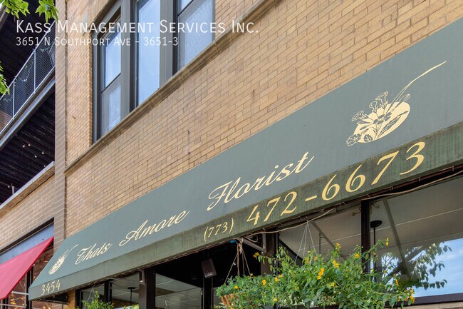 Building Photo - Newer Construction Prime Southport Corrido...