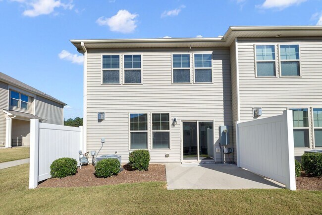 Building Photo - **Spacious 3/2.5 Townhome in Durham**
