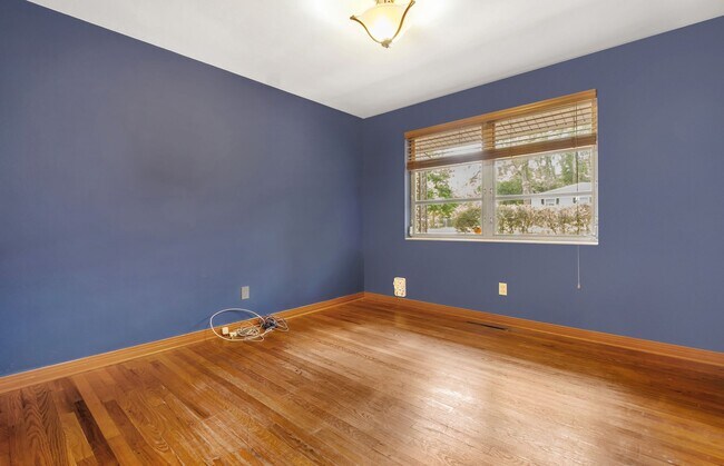 Building Photo - Stunning 3 Bedroom 2 Bathroom Mid-Century ...