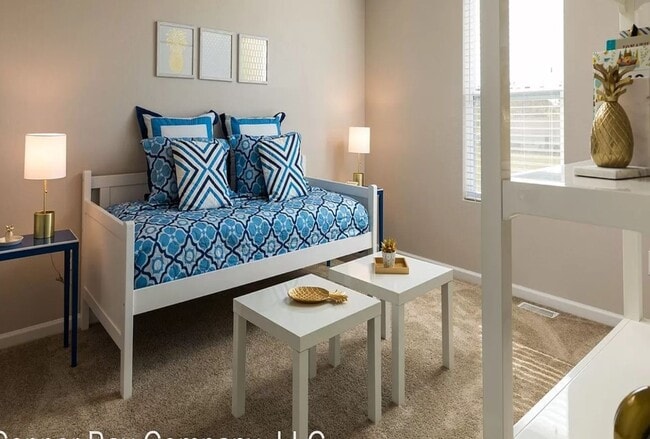 Building Photo - Large 4 bedroom 2000 sq ft home at a great value!