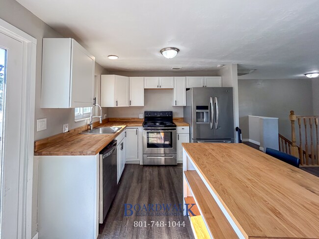Building Photo - Spacious 4-Bed Home with In-Law