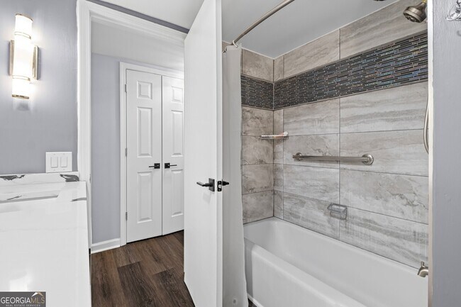 Building Photo - 6851 Roswell Rd