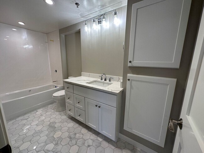 Building Photo - Water Views! On the Beach - In unit Free L...