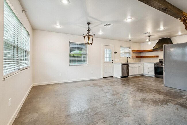 Building Photo - 426 Lafitte St