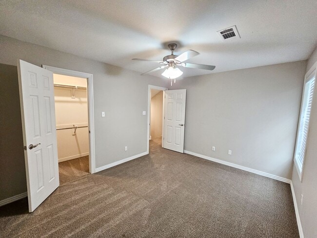 Building Photo - Spacious 3 Bedroom/2.5 Bathroom Chaffee Cr...