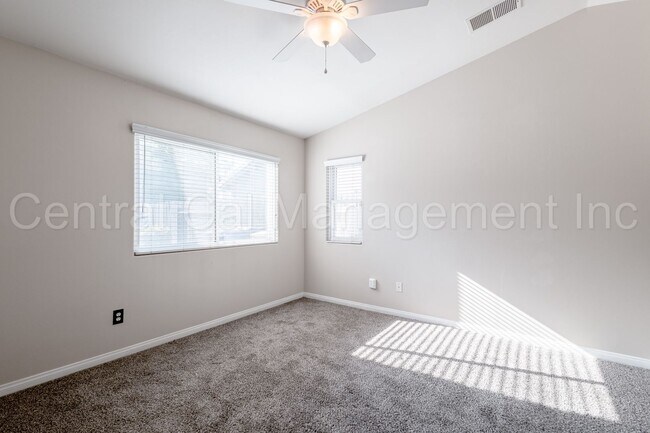Building Photo - 3 Bedroom/2 Bath Home with Solar in the De...