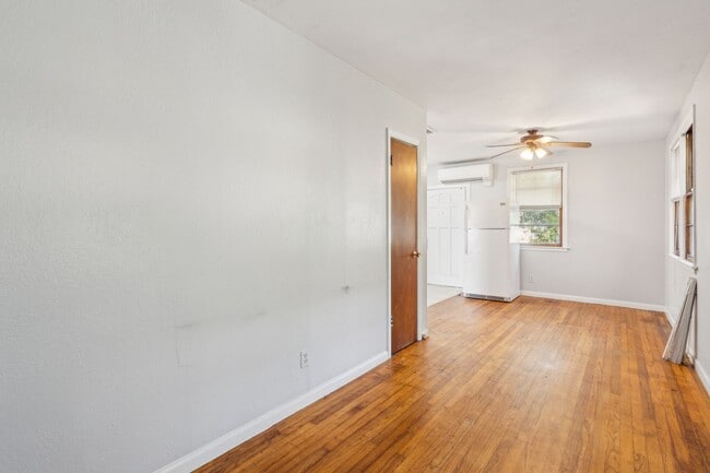 Building Photo - Quaint One BR Frog Rental - Steps from Park Circle with Private Yard!