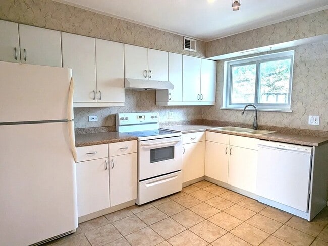 Building Photo - 880 S Plum Grove Rd