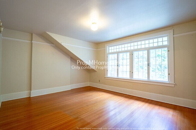 Building Photo - Cozy Three-Bedroom Duplex in Historic Irvi...
